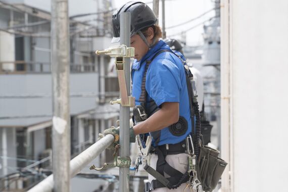 手すりを確認する職人