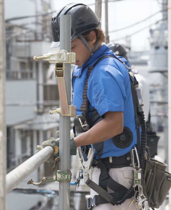 手すりを確認する職人